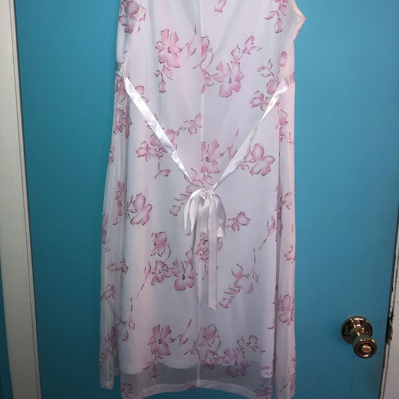 Young lady’s elegant floral dress - Picture 2 of 3